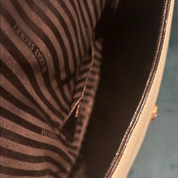 Victoria's Secret Blue Shoulder Bag w/bonus bag charm & compact mirror - Picture 6 of 9